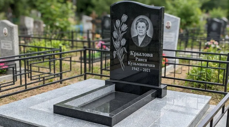 Памятник с гравировкой тюльпанов — выполненная работа «Крылова» в Челябинске