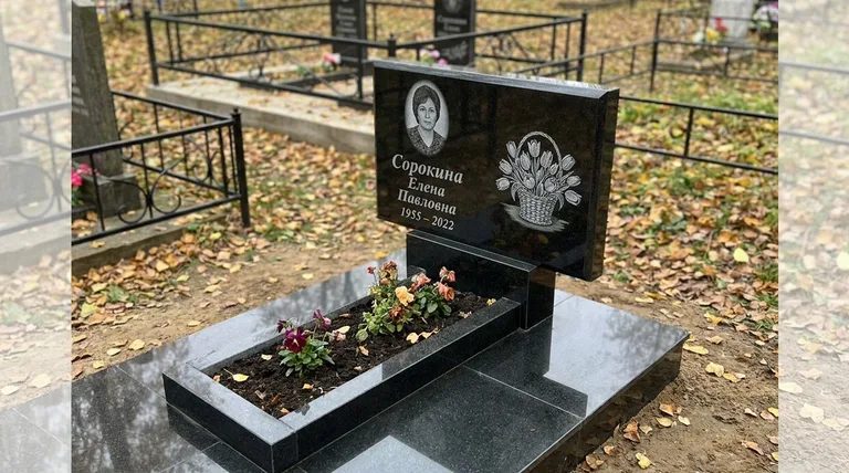 Памятник с гравировкой тюльпанов — выполненная работа «Сорокина» в Челябинске