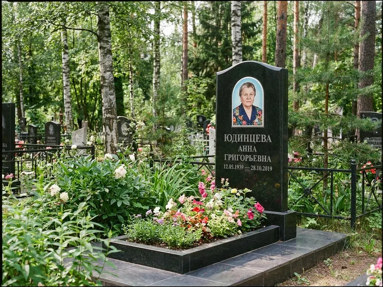 Овальный портрет на памятнике весной в Челябинске