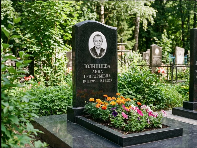 Овальный портрет на сером граните — работа «Юдинцева» в Челябинске