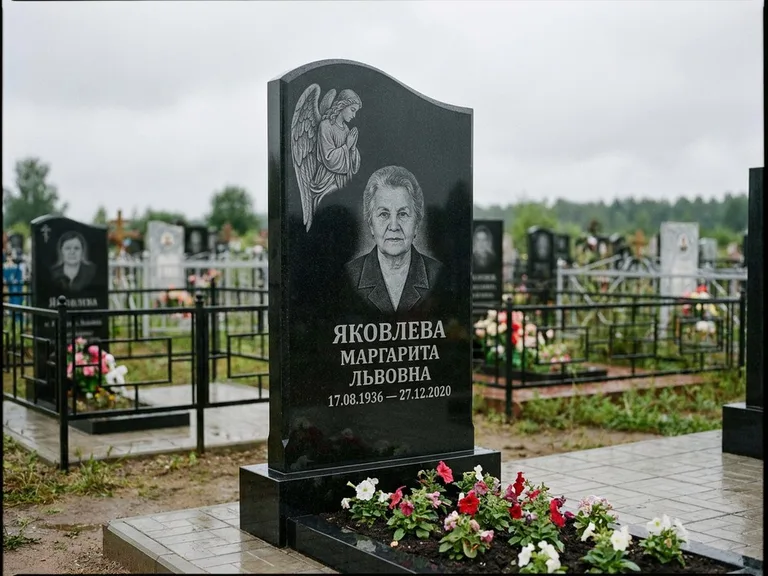 Памятник с гравировкой ангела — гравировка молящегося ангела в верхней части стелы, работа «Яковлева» в Челябинске