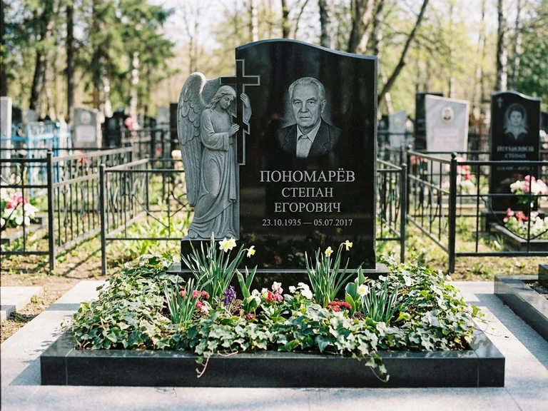 Памятник с гравировкой ангела — гравировка ангела с крестом рядом с эпитафией, работа «Пономарёв» в Челябинске
