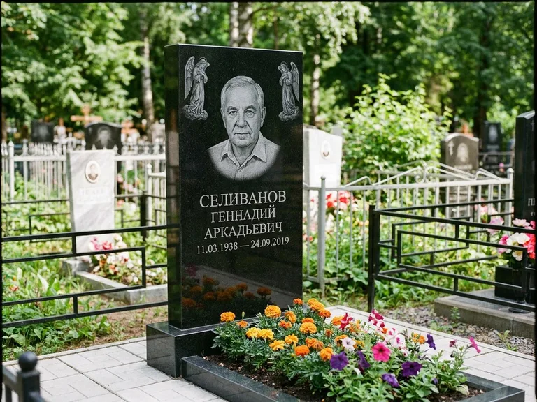 Памятник с гравировкой ангела — гравировка двух ангелов по сторонам портрета, работа «Селиванов» в Челябинске