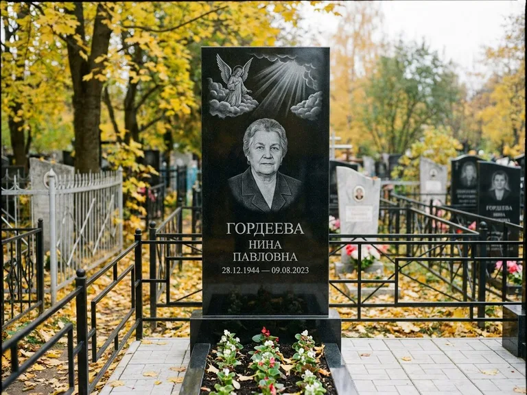 Памятник с гравировкой ангела — гравировка ангела в облаках с лучами над портретом, работа «Гордеева» в Челябинске