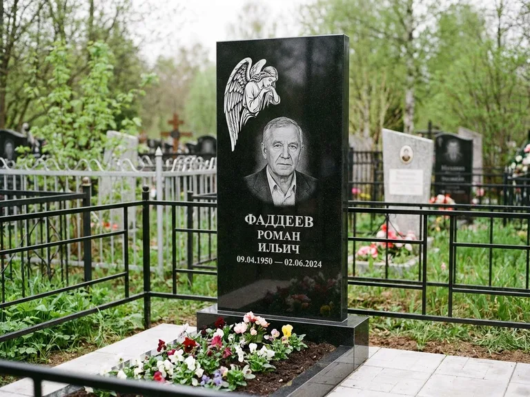 Памятник с гравировкой ангела — белая гравировка скорбящего ангела над портретом, работа «Фаддеев» в Челябинске