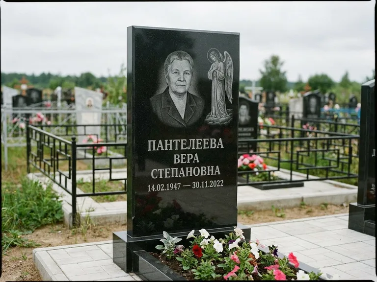 Памятник с гравировкой ангела — гравировка ангела-хранителя сбоку от портрета, работа «Пантелеева» в Челябинске