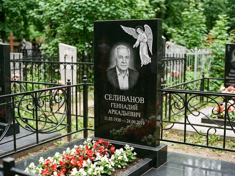 Памятник с гравировкой ангела — белая гравировка скорбящего ангела над портретом, работа «Селиванов» в Челябинске