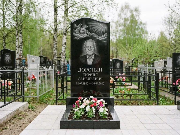 Памятник с гравировкой ангела — гравировка ангела в облаках с лучами над портретом, работа «Доронин» в Челябинске