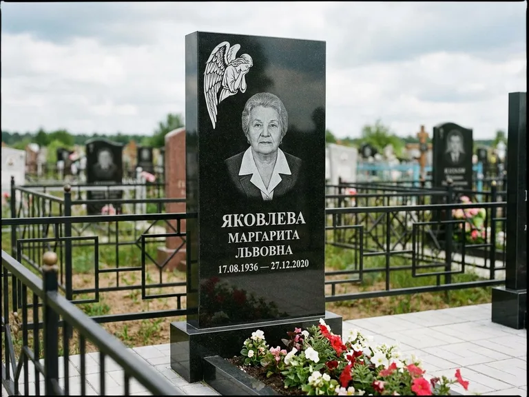 Памятник с гравировкой ангела — белая гравировка скорбящего ангела над портретом, работа «Яковлева» в Челябинске