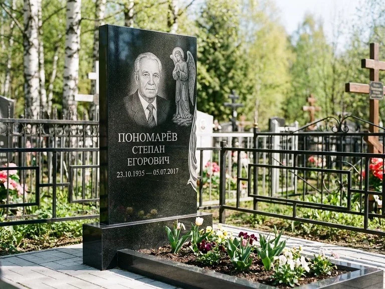 Памятник с гравировкой ангела — гравировка ангела-хранителя сбоку от портрета, работа «Пономарёв» в Челябинске