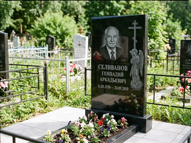Памятник с гравировкой ангела — гравировка ангела с крестом рядом с эпитафией, работа «Селиванов» в Челябинске