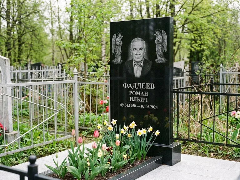 Памятник с гравировкой ангела — гравировка двух ангелов по сторонам портрета, работа «Фаддеев» в Челябинске