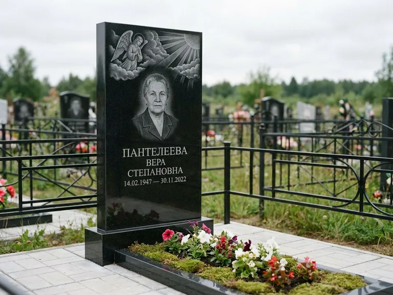 Памятник с гравировкой ангела — гравировка ангела в облаках с лучами над портретом, работа «Пантелеева» в Челябинске