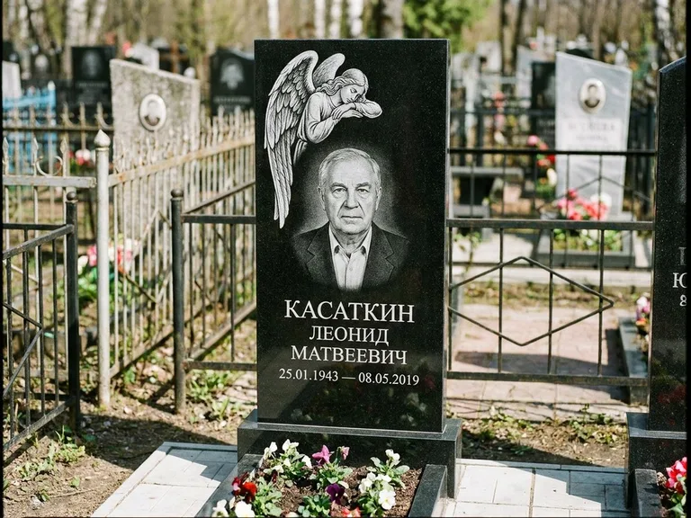 Памятник с гравировкой ангела — белая гравировка скорбящего ангела над портретом, работа «Касаткин» в Челябинске