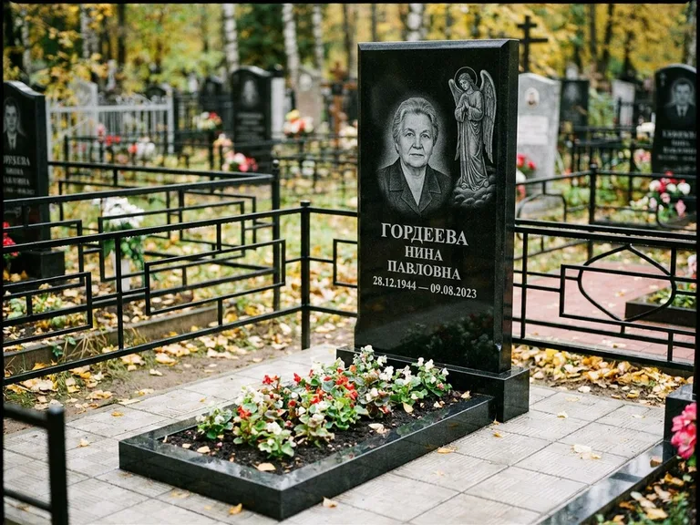 Памятник с гравировкой ангела — гравировка ангела-хранителя сбоку от портрета, работа «Гордеева» в Челябинске