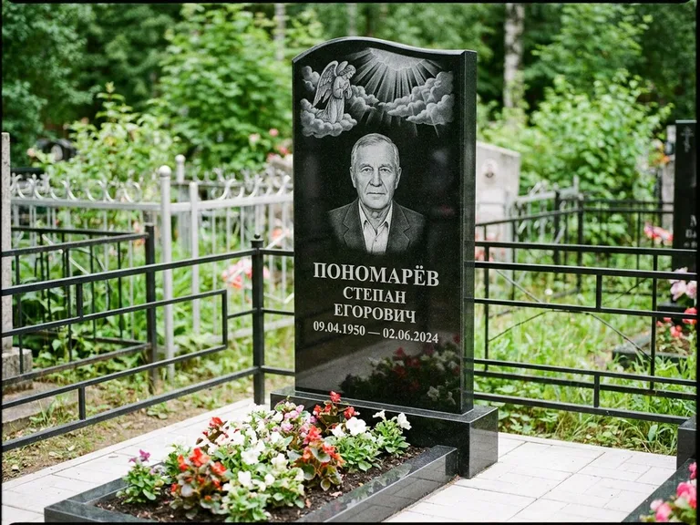 Памятник с гравировкой ангела — гравировка ангела-хранителя сбоку от портрета, работа «Лобанова» в Челябинске