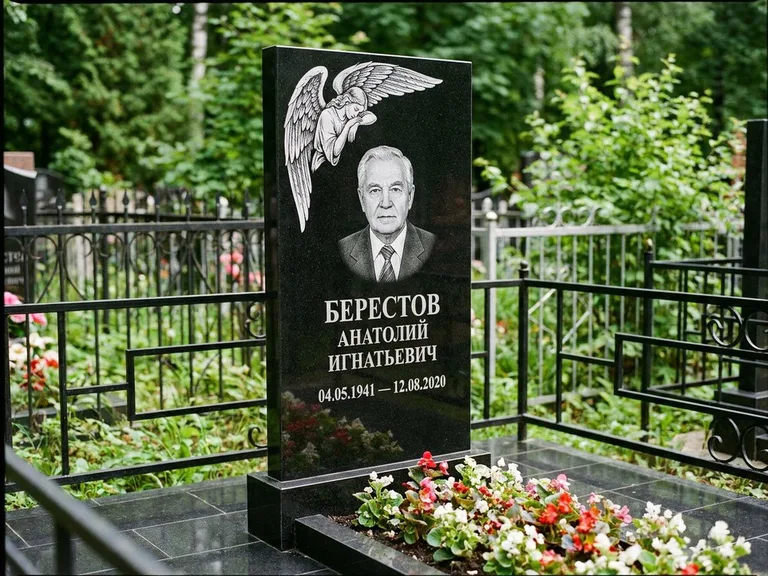 Памятник с гравировкой ангела — гравировка молящегося ангела в верхней части стелы, работа «Свиридов» в Челябинске