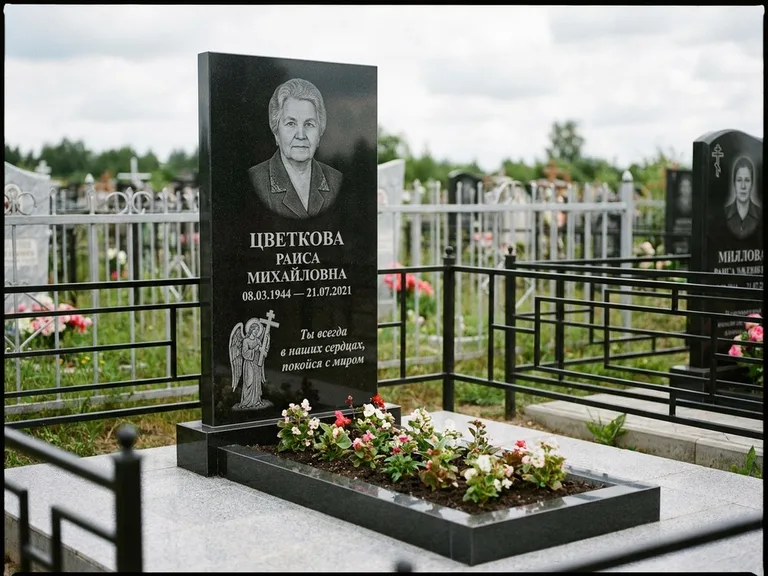 Памятник с гравировкой ангела — гравировка двух ангелов по сторонам портрета, работа «Яковлева» в Челябинске