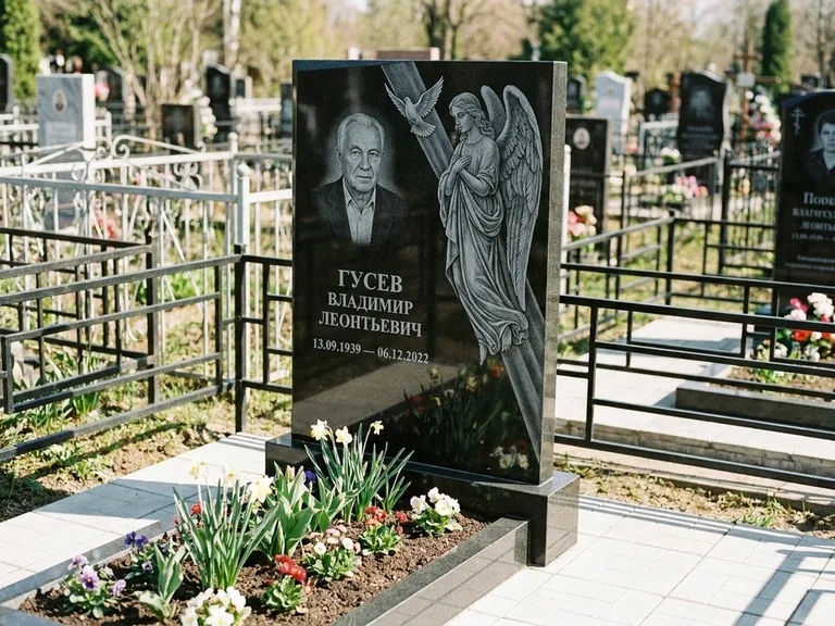 Памятник с гравировкой ангела — гравировка ангела в облаках с лучами над портретом, работа «Пономарёв» в Челябинске