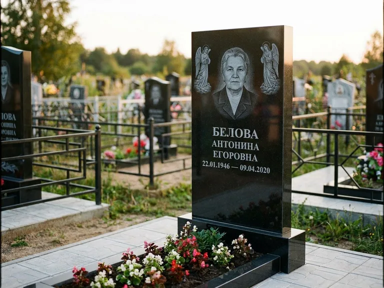 Памятник с гравировкой ангела — белая гравировка скорбящего ангела над портретом, работа «Журавлёва» в Челябинске