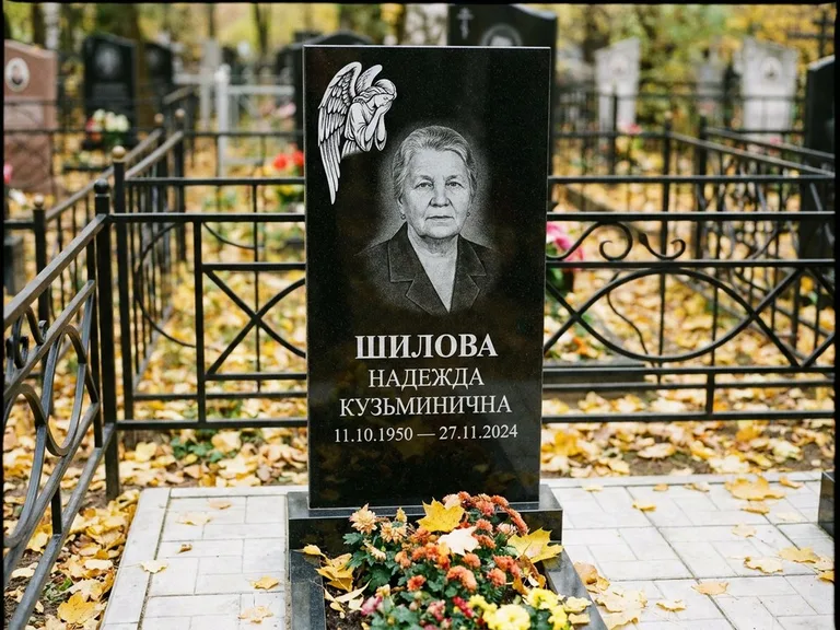Памятник с гравировкой ангела — гравировка молящегося ангела в верхней части стелы, работа «Гордеева» в Челябинске