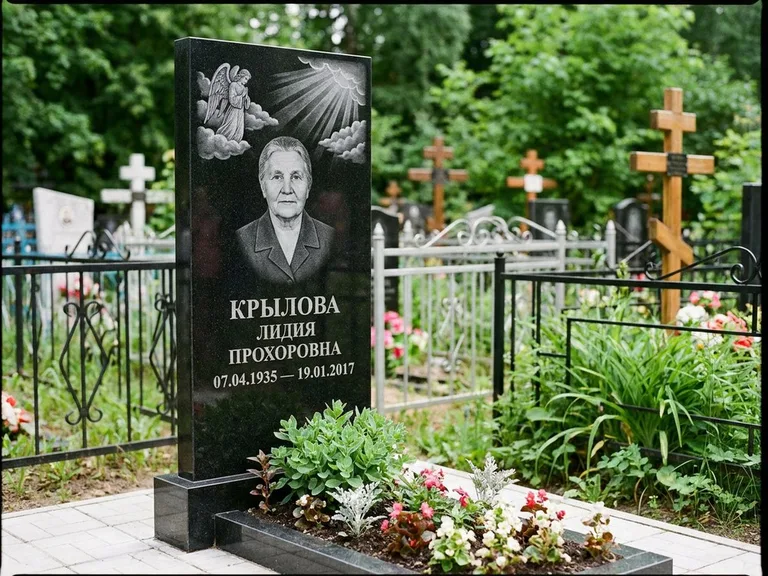 Памятник с гравировкой ангела — гравировка ангела в облаках с лучами над портретом, работа «Лобанова» в Челябинске