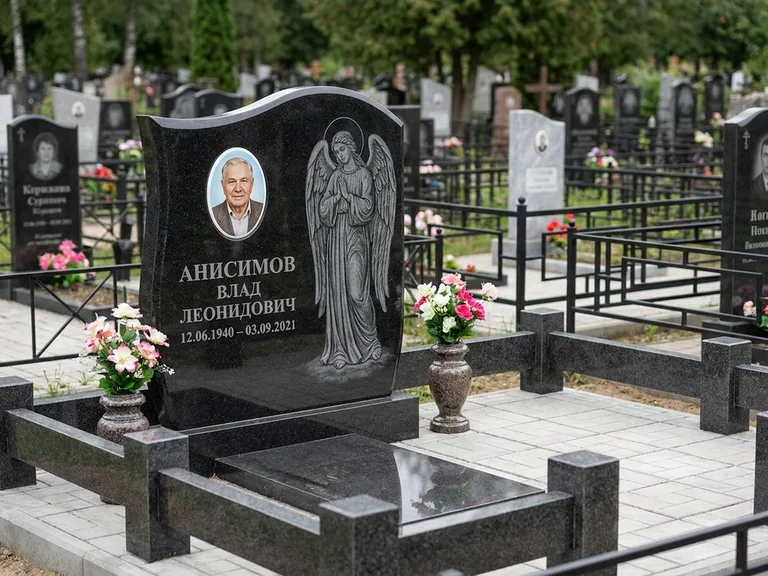 Памятник с гравировкой ангела — белая гравировка скорбящего ангела над портретом, работа «Свиридов» в Челябинске