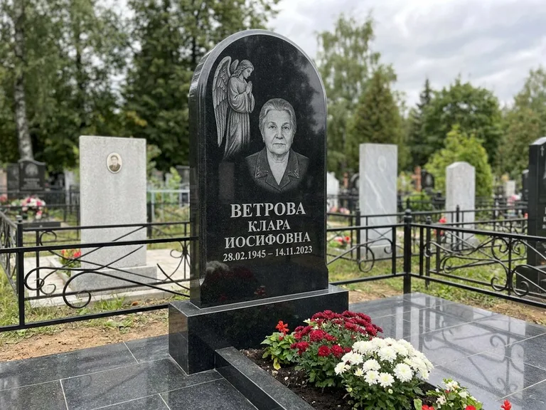 Памятник с гравировкой ангела — гравировка ангела-хранителя сбоку от портрета, работа «Игнатова» в Челябинске