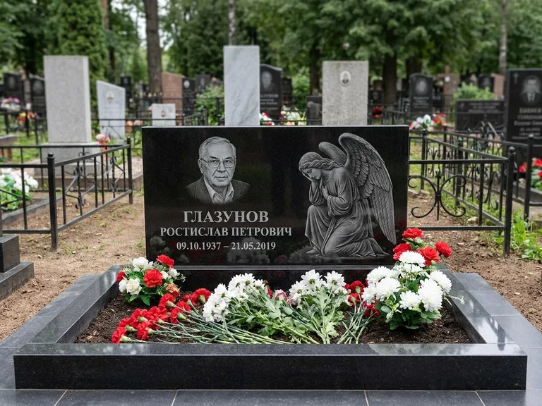 Памятник с гравировкой ангела — гравировка молящегося ангела в верхней части стелы, работа «Доронин» в Челябинске