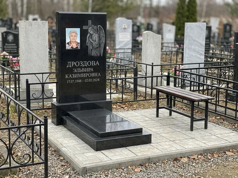 Памятник с гравировкой ангела — гравировка ангела с крестом рядом с эпитафией, работа «Яковлева» в Челябинске