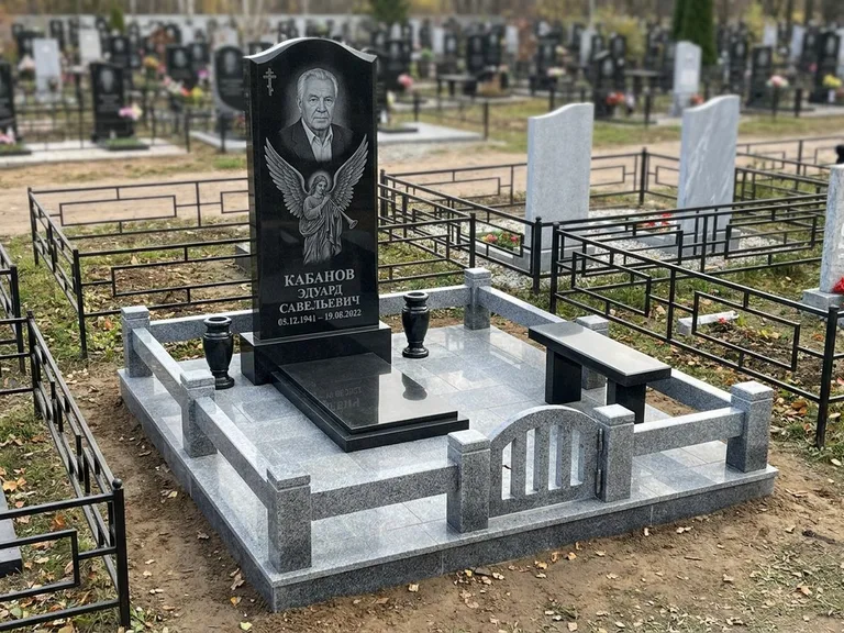 Памятник с гравировкой ангела — гравировка ангела с голубем по диагонали стелы, работа «Пономарёв» в Челябинске