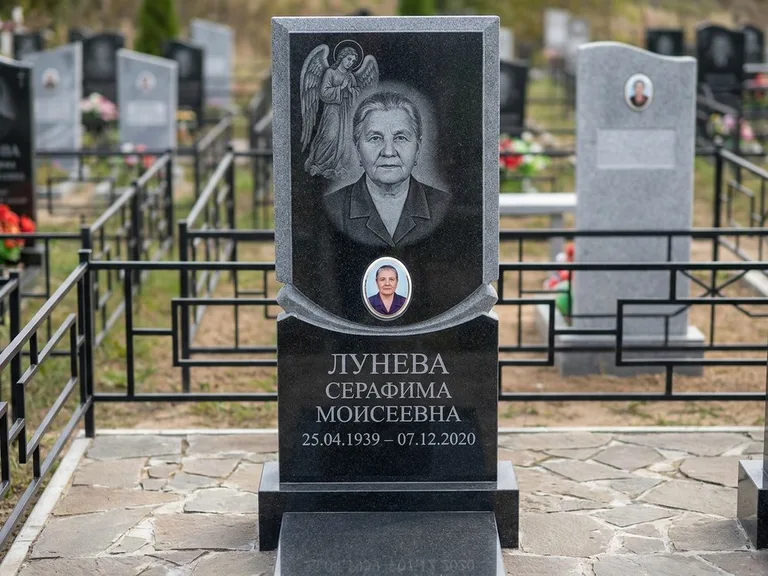 Памятник с гравировкой ангела — гравировка двух ангелов по сторонам портрета, работа «Журавлёва» в Челябинске