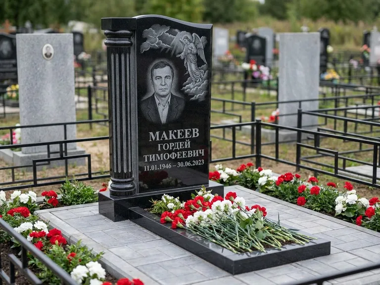 Памятник с гравировкой ангела — гравировка ангела в облаках с лучами над портретом, работа «Селиванов» в Челябинске