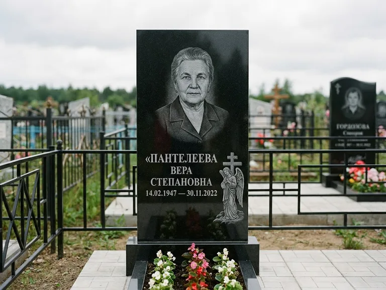 Памятник с гравировкой ангела — гравировка ангела с крестом рядом с эпитафией, работа «Пантелеева» в Челябинске
