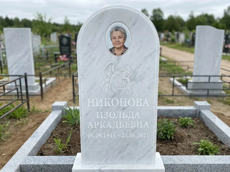 Памятник с гравировкой ангела — белая гравировка скорбящего ангела над портретом, работа «Гордеева» в Челябинске