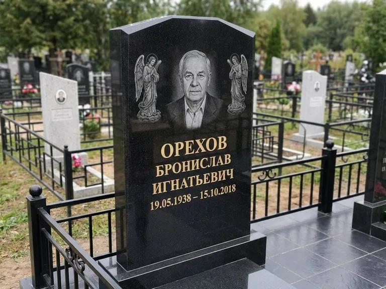 Памятник с гравировкой ангела — гравировка ангела-хранителя сбоку от портрета, работа «Фаддеев» в Челябинске