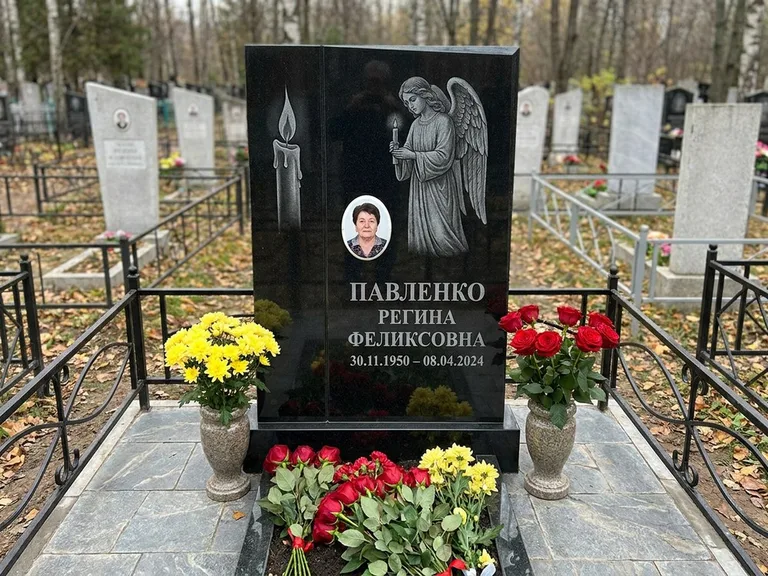 Памятник с гравировкой ангела — гравировка молящегося ангела в верхней части стелы, работа «Пантелеева» в Челябинске
