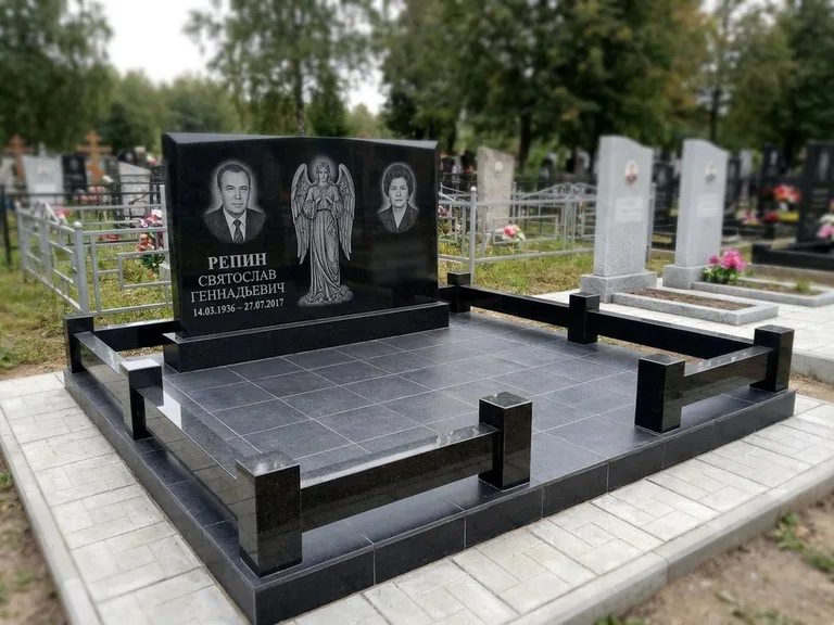 Памятник с гравировкой ангела — гравировка ангела с крестом рядом с эпитафией, работа «Касаткин» в Челябинске