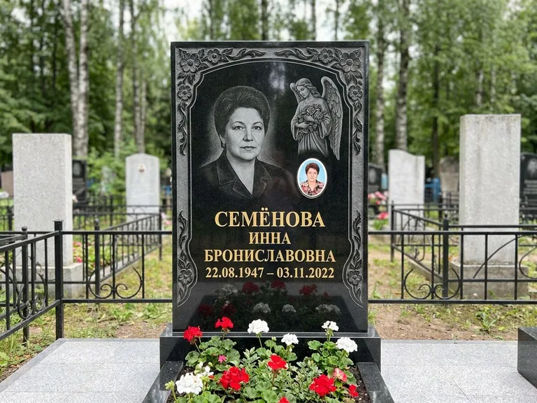 Памятник с гравировкой ангела — гравировка ангела с голубем по диагонали стелы, работа «Лобанова» в Челябинске