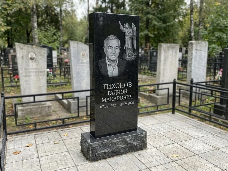 Памятник с гравировкой ангела — гравировка двух ангелов по сторонам портрета, работа «Свиридов» в Челябинске