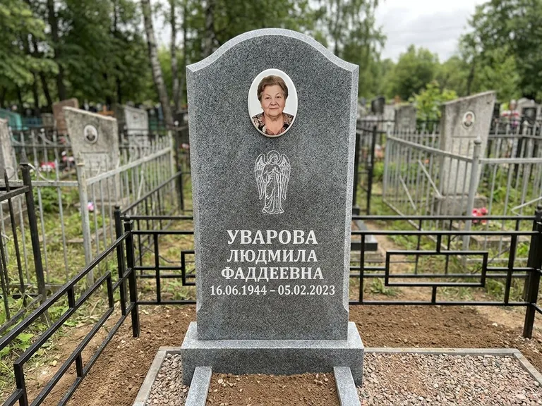 Памятник с гравировкой ангела — гравировка ангела в облаках с лучами над портретом, работа «Игнатова» в Челябинске
