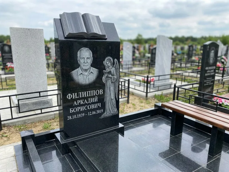 Памятник с гравировкой ангела — белая гравировка скорбящего ангела над портретом, работа «Доронин» в Челябинске