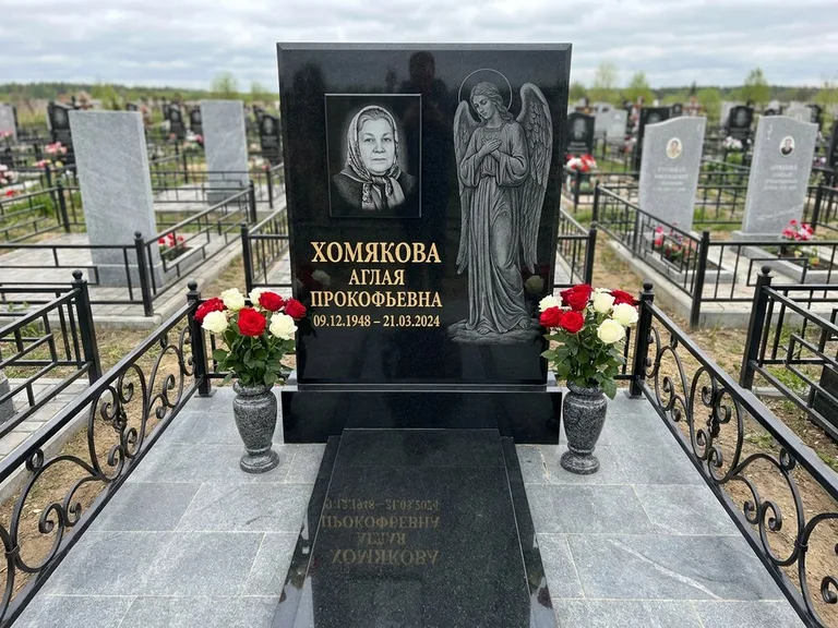 Памятник с гравировкой ангела — гравировка ангела-хранителя сбоку от портрета, работа «Яковлева» в Челябинске
