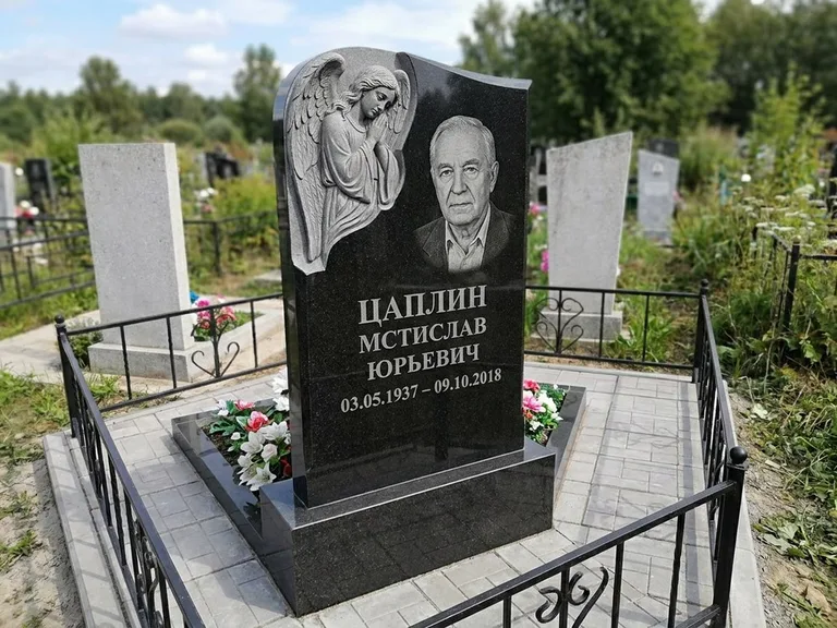 Памятник с гравировкой ангела — гравировка молящегося ангела в верхней части стелы, работа «Пономарёв» в Челябинске