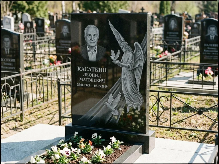 Памятник с гравировкой ангела — гравировка ангела с голубем по диагонали стелы, работа «Касаткин» в Челябинске