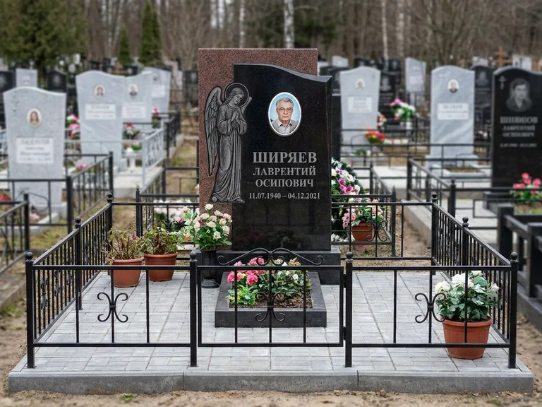 Памятник с гравировкой ангела — гравировка ангела с голубем по диагонали стелы, работа «Селиванов» в Челябинске