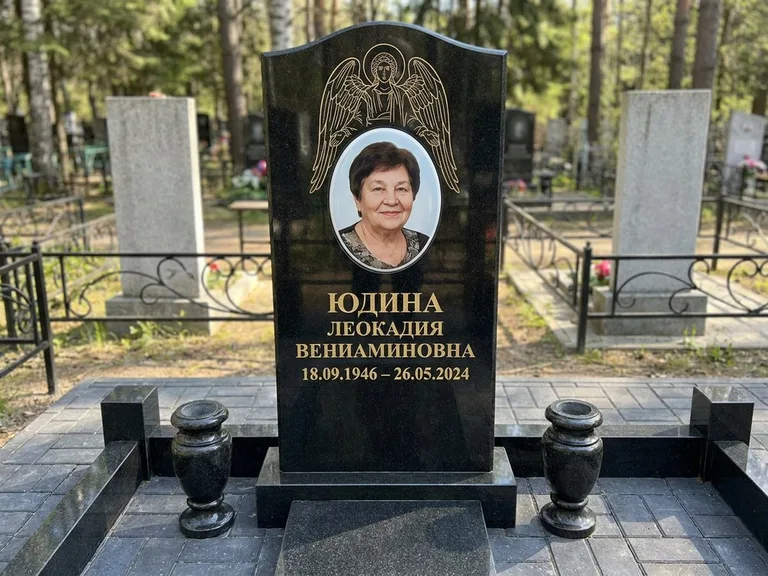 Памятник с гравировкой ангела — гравировка двух ангелов по сторонам портрета, работа «Гордеева» в Челябинске