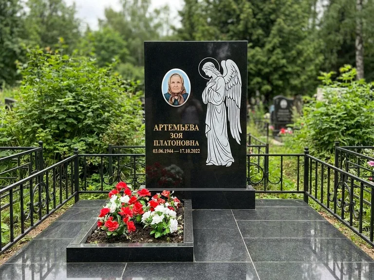 Памятник с гравировкой ангела — гравировка ангела в облаках с лучами над портретом, работа «Фаддеев» в Челябинске