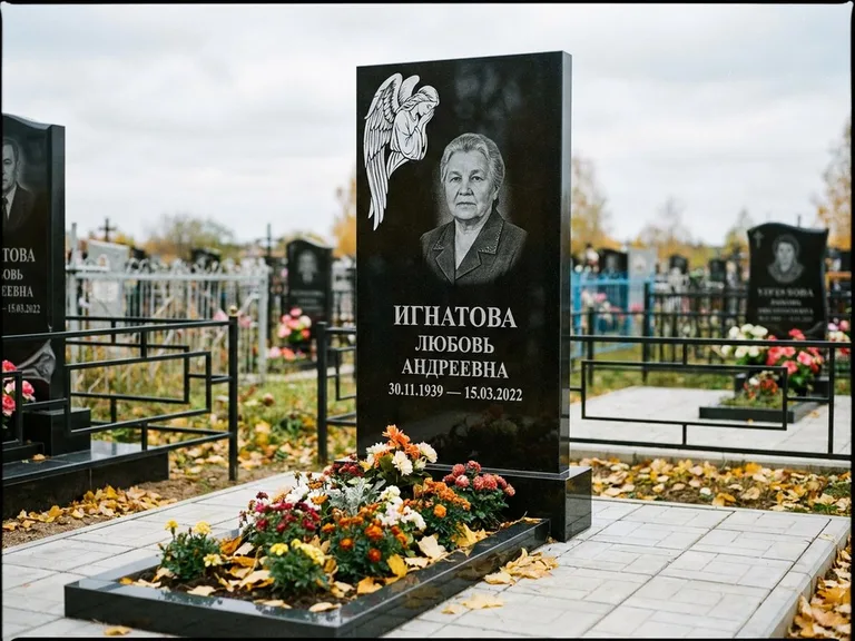 Памятник с гравировкой ангела — белая гравировка скорбящего ангела над портретом, работа «Игнатова» в Челябинске