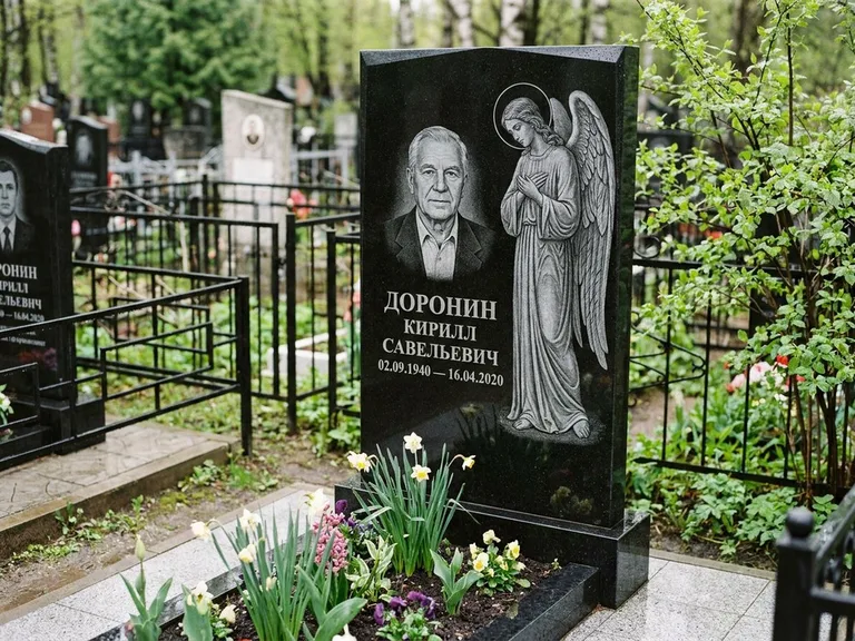 Памятник с гравировкой ангела — гравировка ангела-хранителя сбоку от портрета, работа «Доронин» в Челябинске